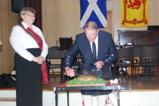 Bill Robertson cuts the haggis